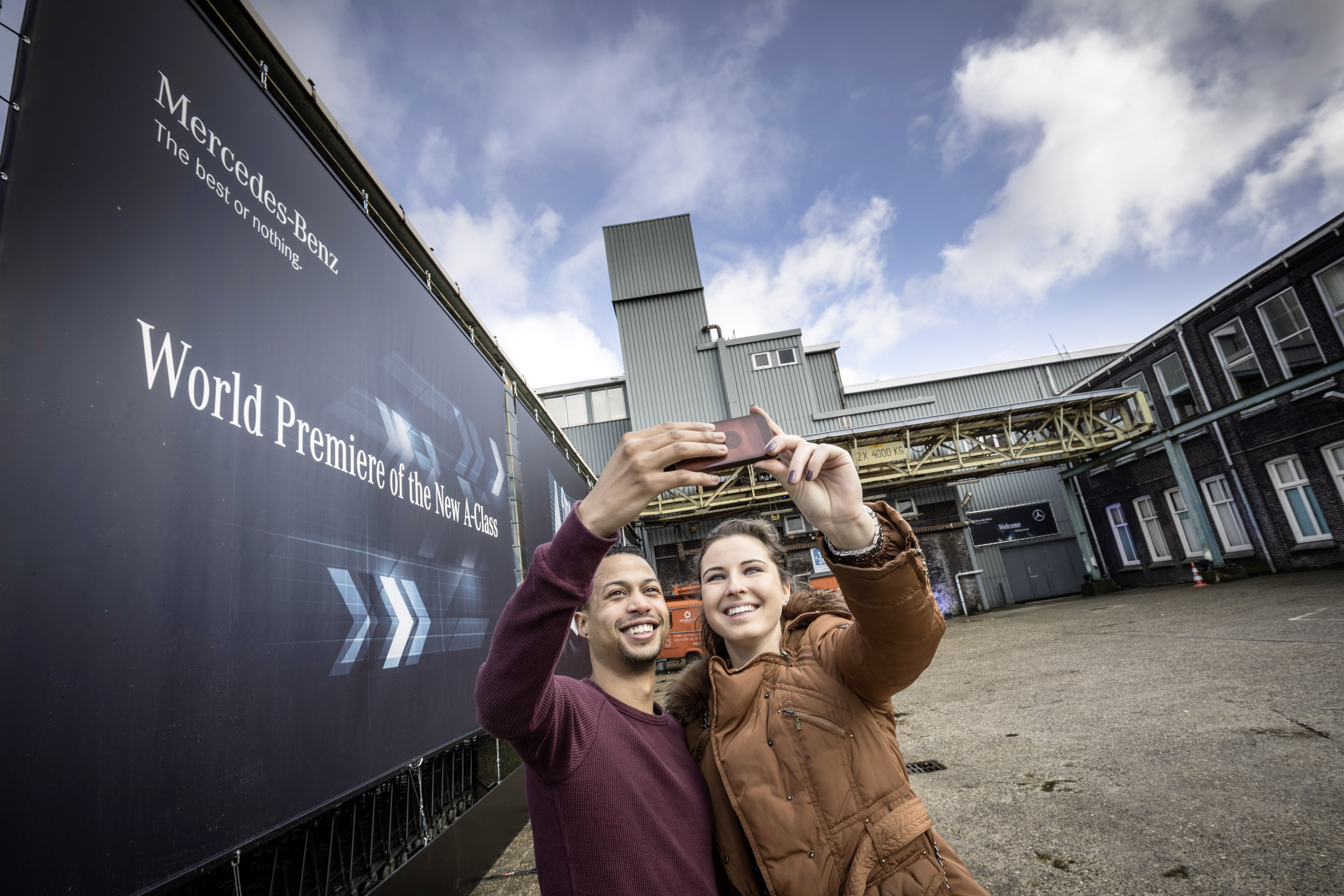 Arrival — Selfie vor der Event-Fassade in Amsterdam