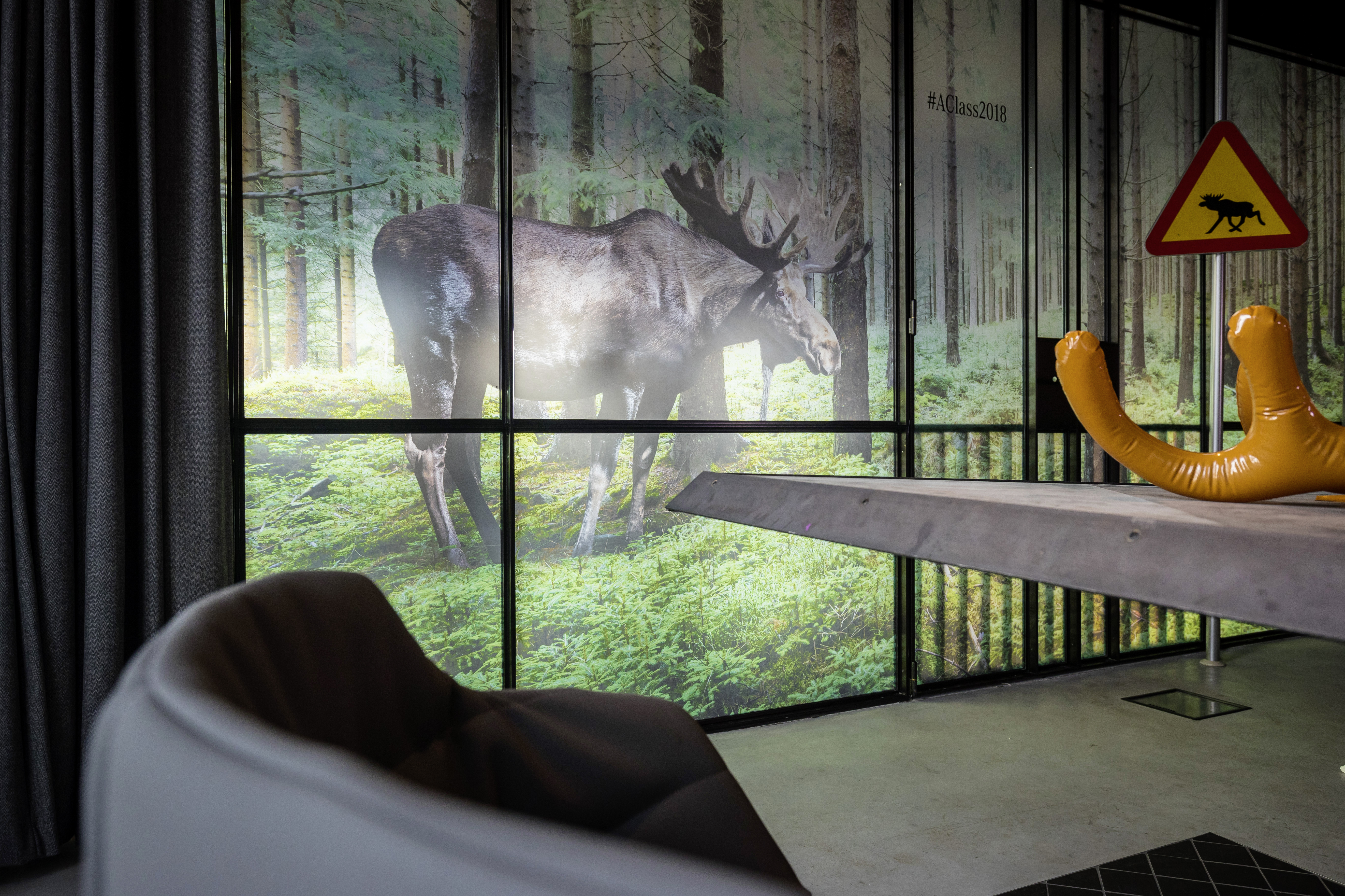 Hotel Details — Stillleben mit Elch-Figur am Fenster